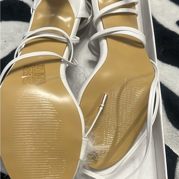 White feather/fluffy heels size 40 /8.5 - Picture 2 of 3
